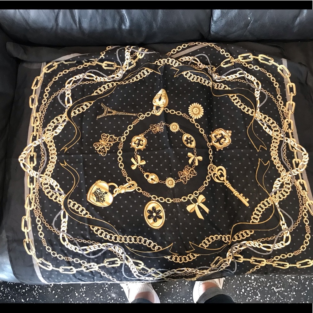 Scarf 🧣 - Picture 2 of 2